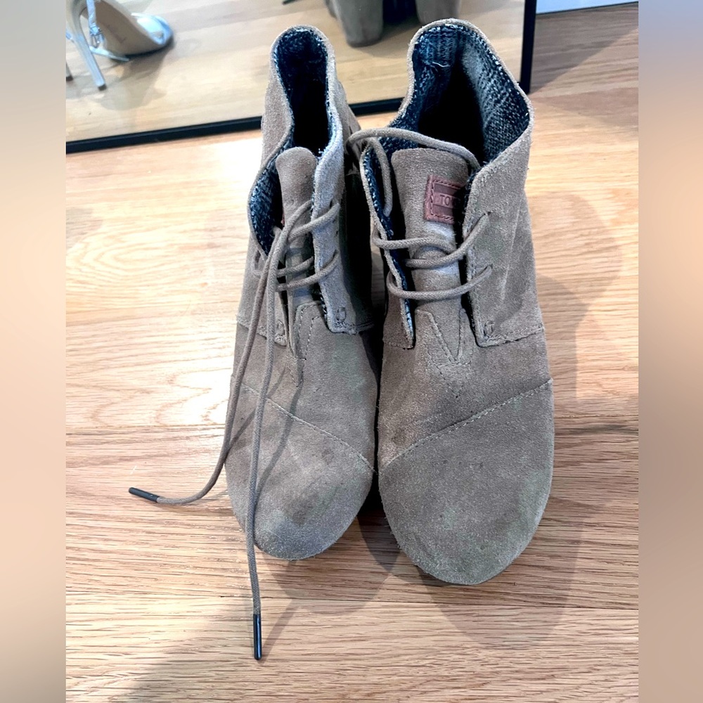 Tom’s heels size 9